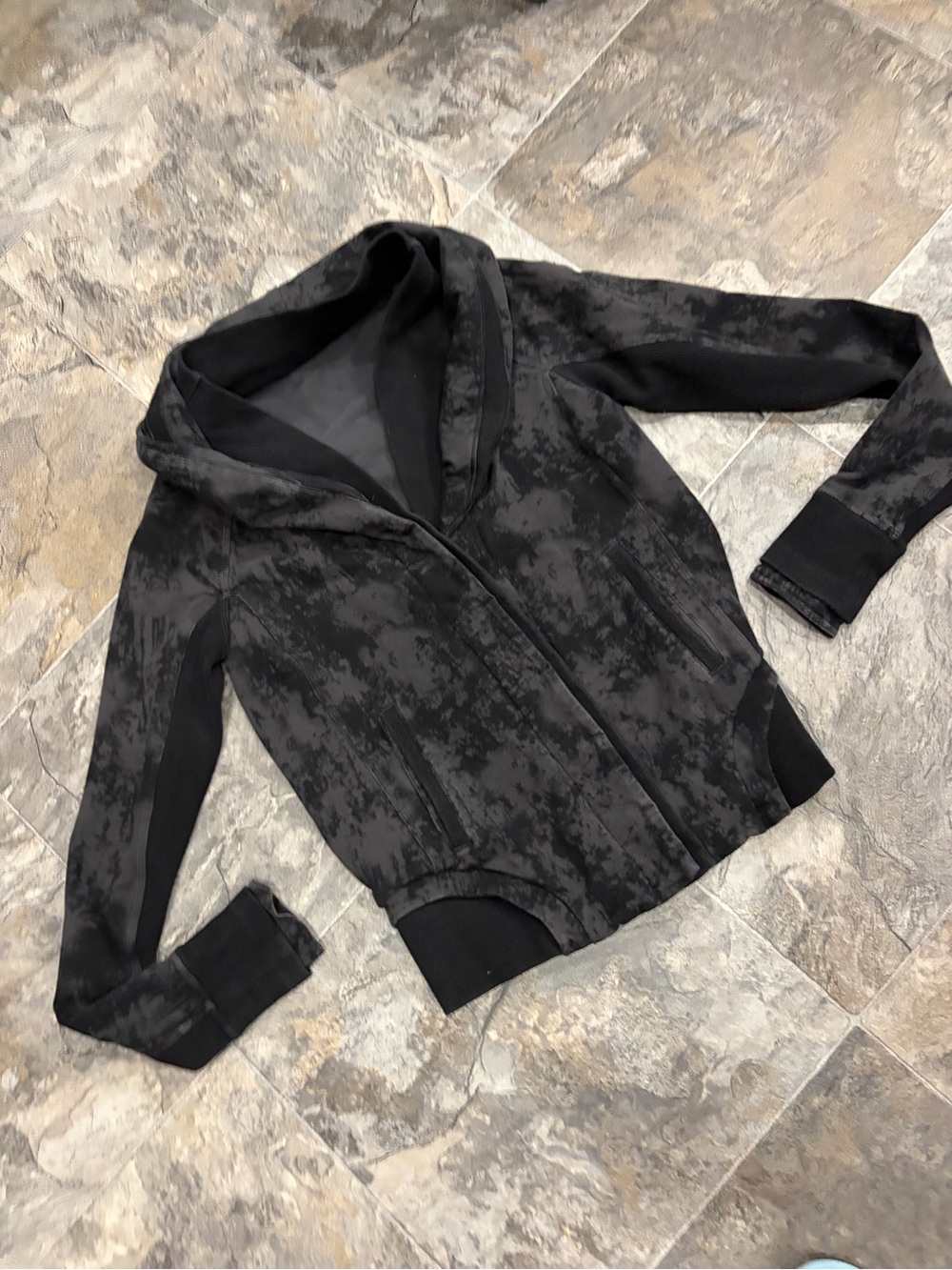 Lululemon To Class Jacket black and grey tie dye Sea Bed print size 6